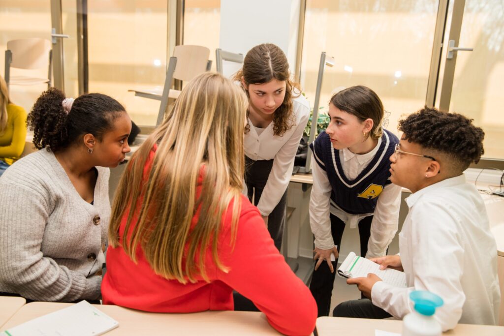 ImpactWijs biedt gastlessen op school over maatschappelijke problemen en burgerschap.
