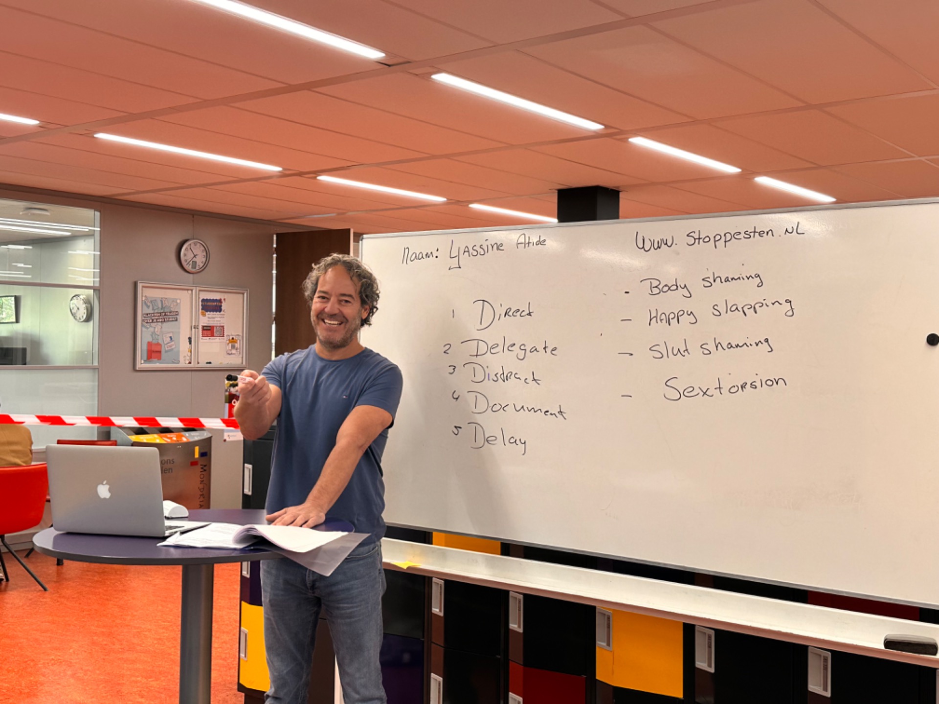 Yassine Atide van ImpactWijs op het ROC Mondriaan regio Den Haag over het thema "pesten en seksualiteit".