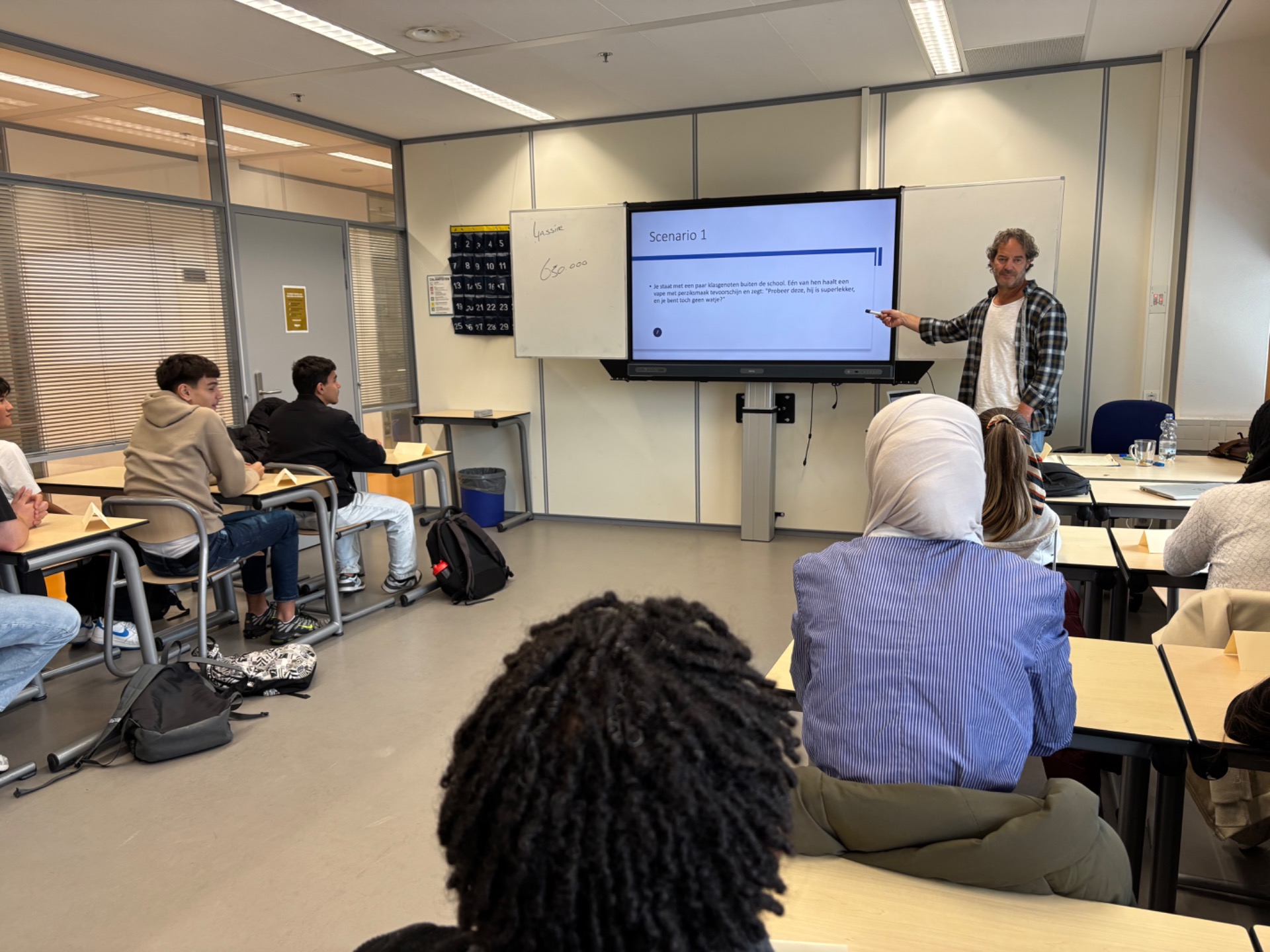 Yassine Atide van ImpactWijs tijden gastles over vapen op het Talland College in Alkmaar