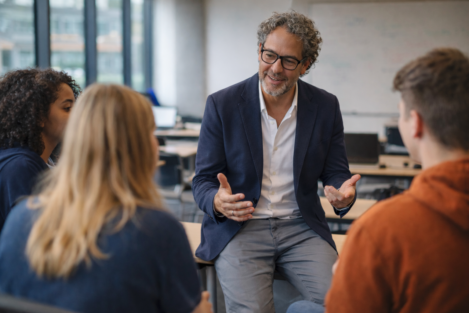 Yassine Atide, oprichter van ImpactWijs, tijdens een interactieve les over maatschappelijke thema’s.