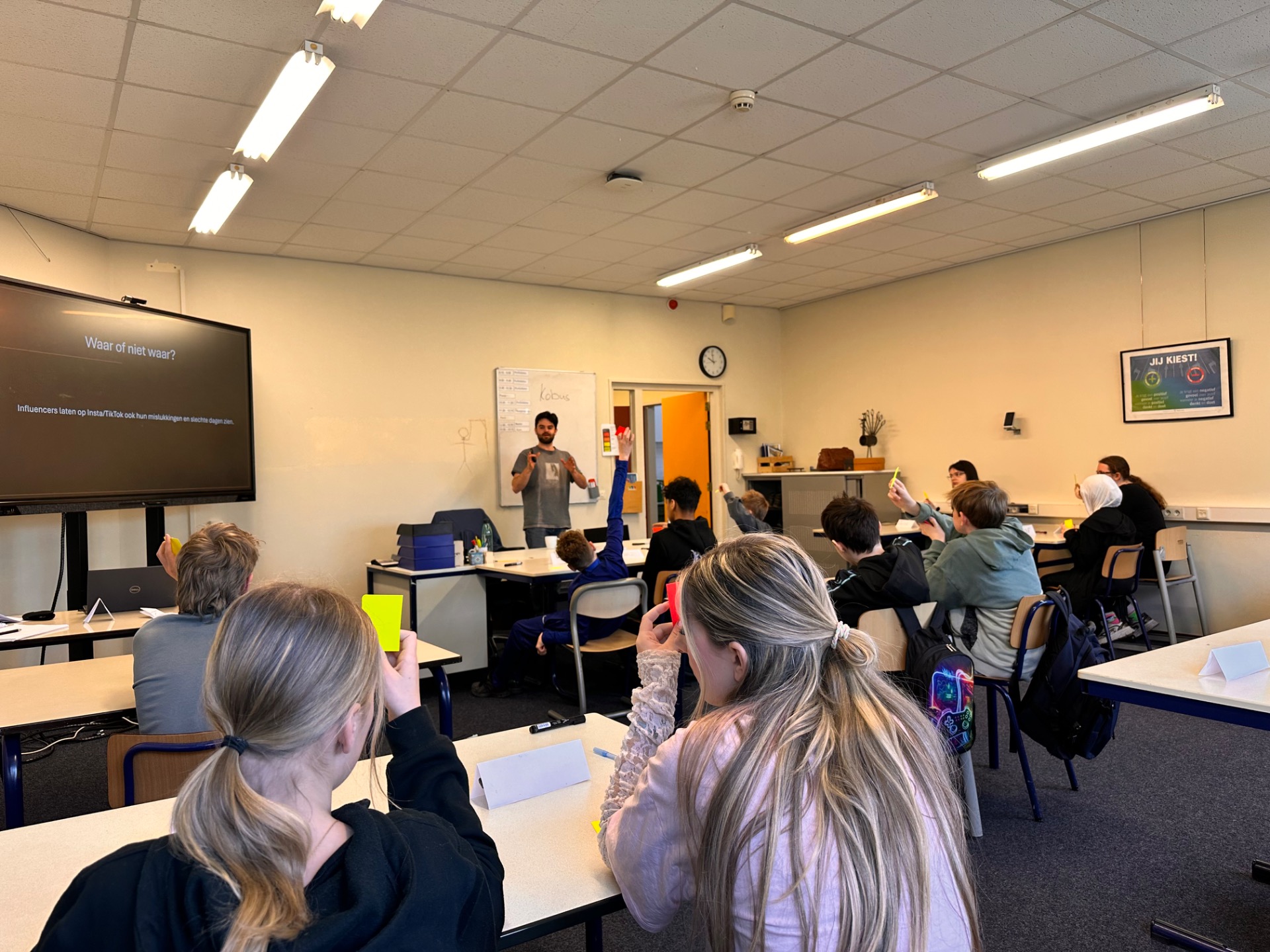 Interactieve gastles mediawijsheid en influencers van ImpactWijs voor praktijkonderwijs leerlingen in de klas