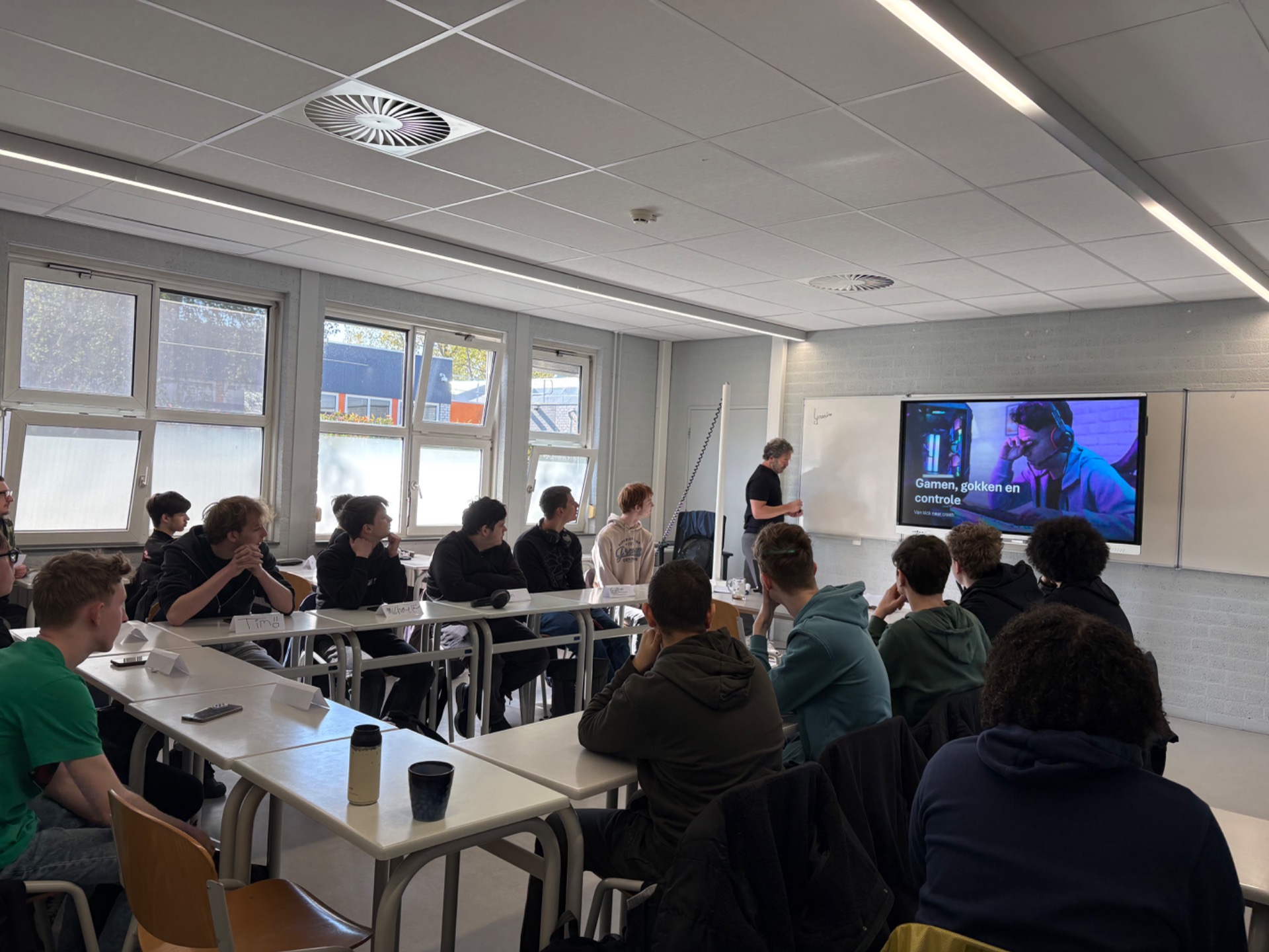 Gastles en voorlichting van ImpactWijs op ROC van Flevoland in Almere over gamen, gokken en controle, met mbo-studenten in de klas.