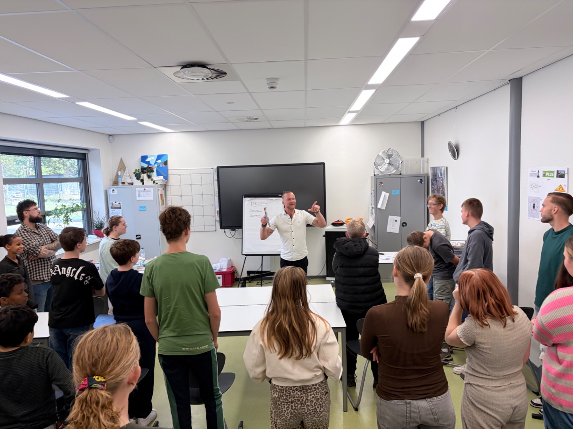 Karsten gaat tijdens de Week tegen Pesten met leerlingen van Prakticon in gesprek over pesten en de gevolgen ervan.